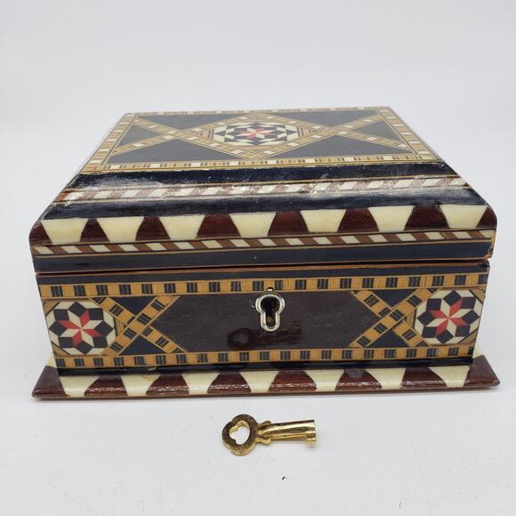 VTG Locking Wood Marquetry Handmade Jewelry Trinket‎ Box Intricate Inlaid w/ Key - Picture 2 of 16